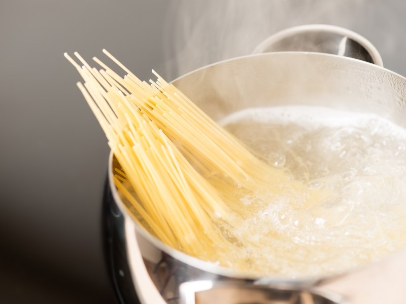 Nudelwasser verwenden: Ein Topf, in dem Spaghetti kochen.