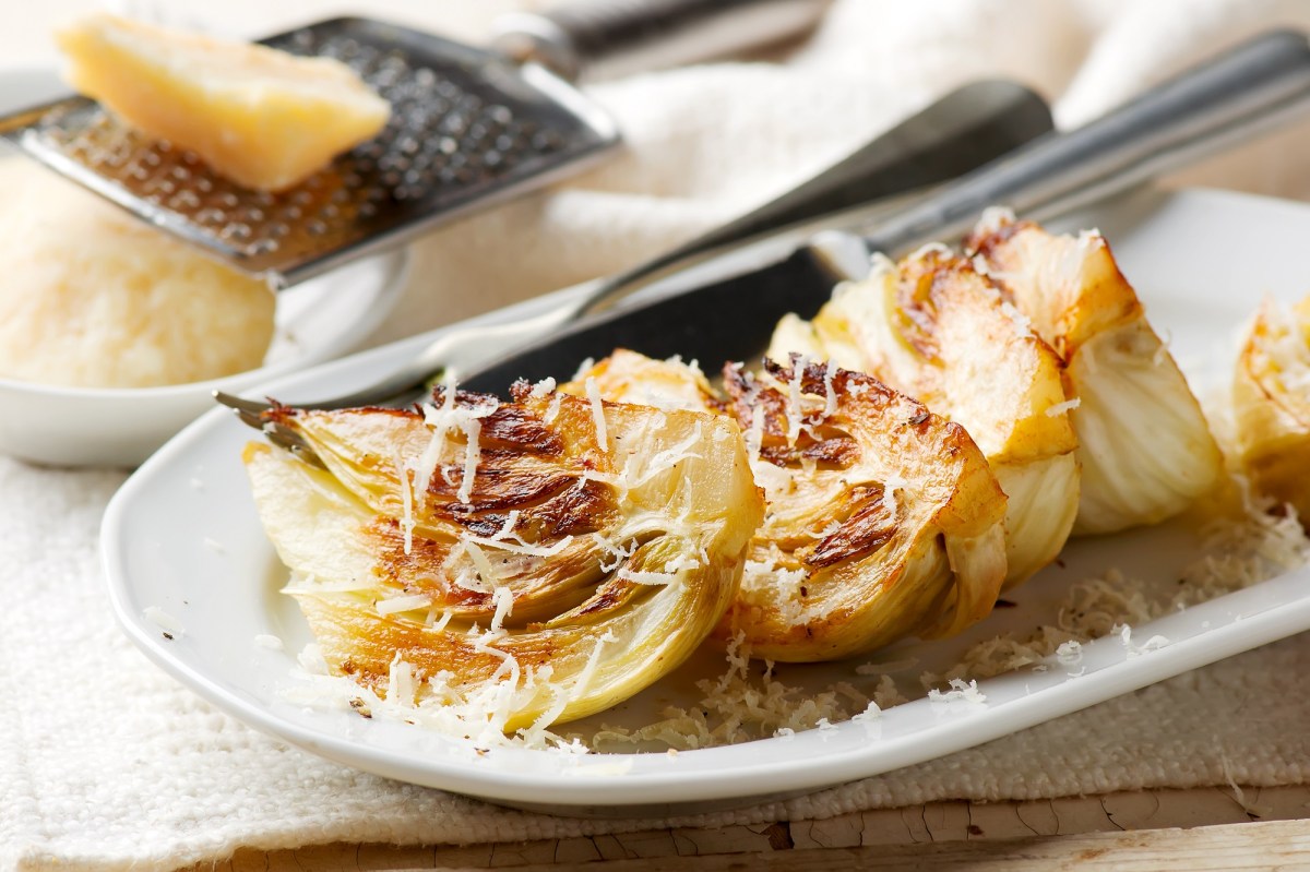 Ofen-Fenchel mit Parmesan auf einem Teller.