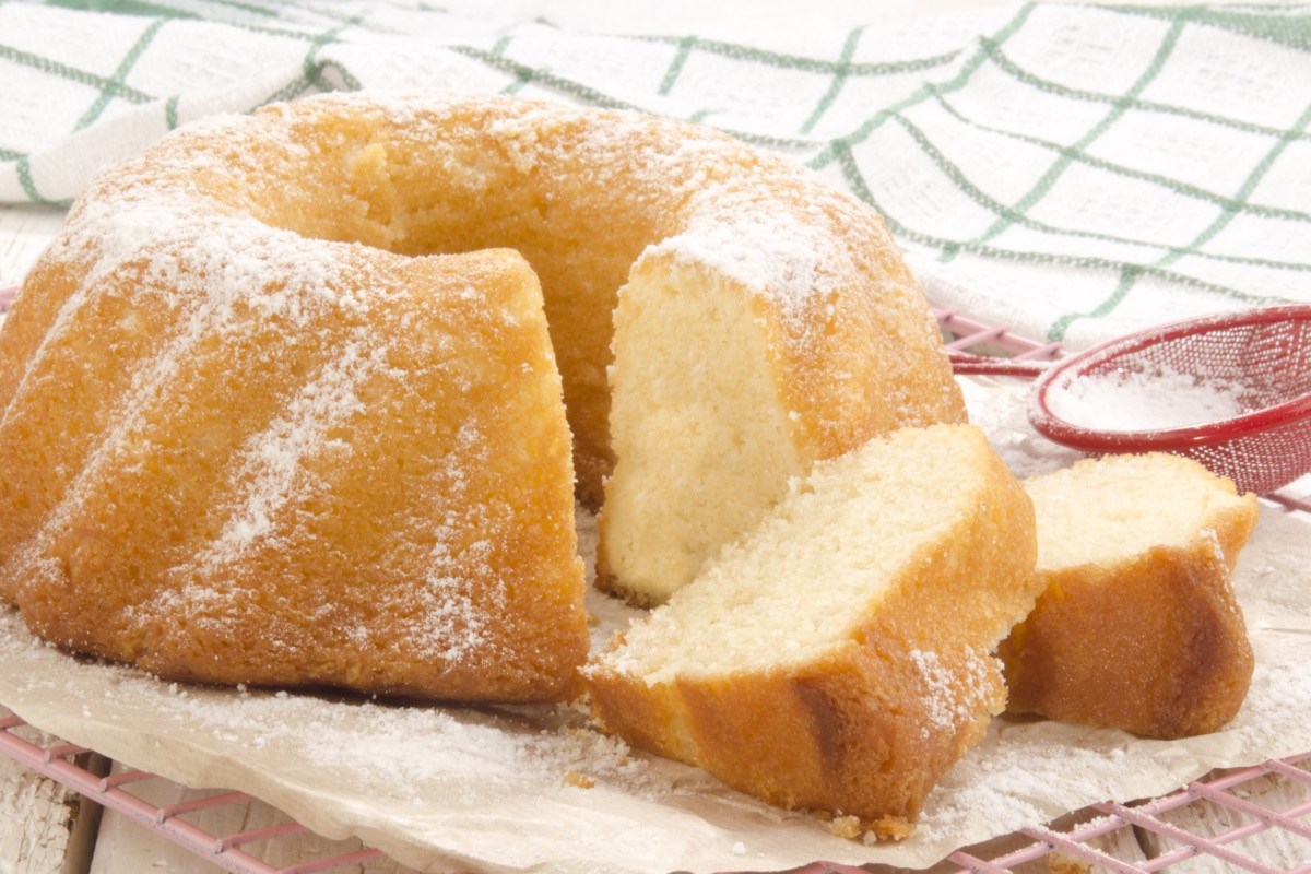 Ein Quark-Gugelhupf, aus dem mehrere Stücke geschnitten wurden, die neben dem Kuchen liegen.
