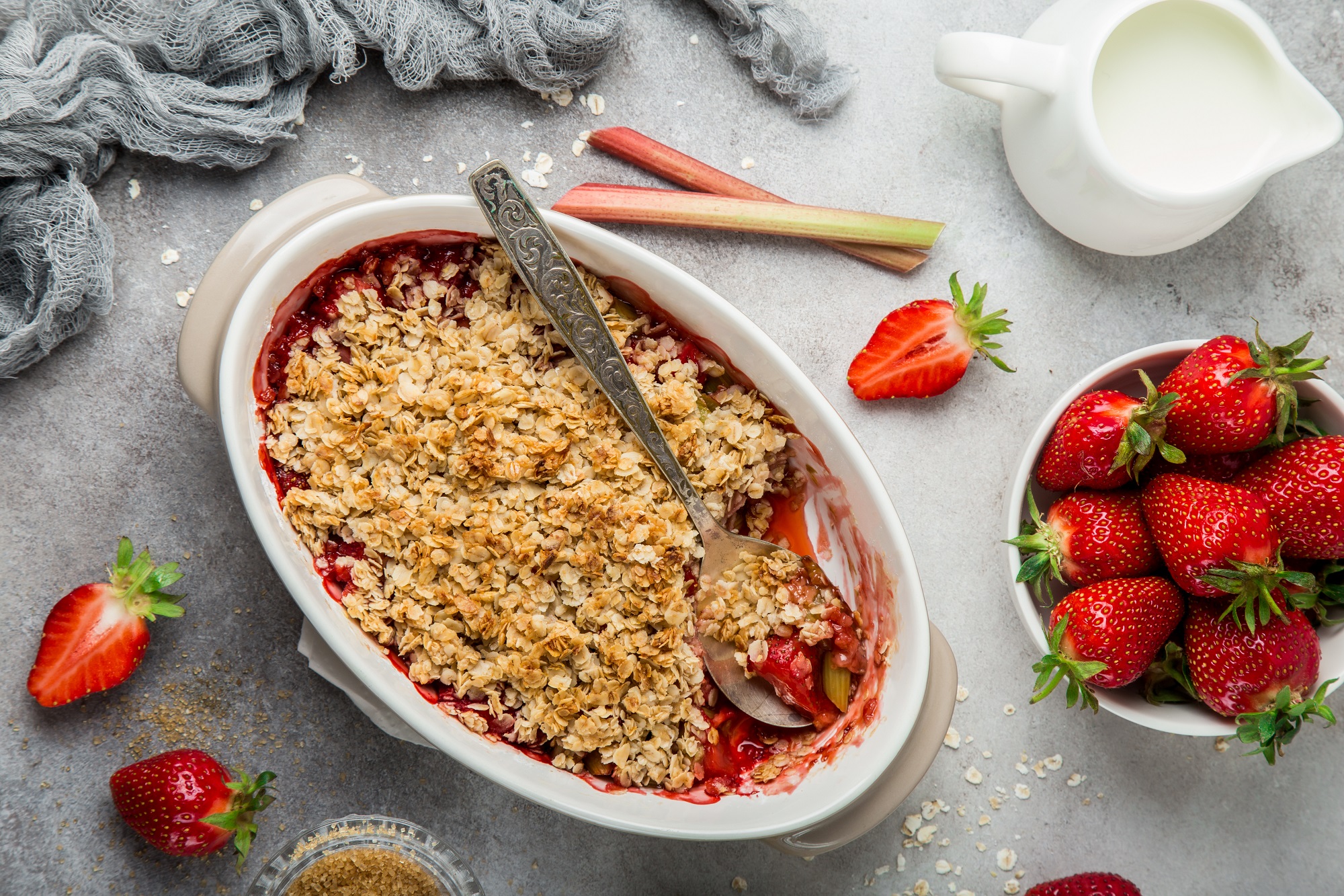 Rhabarber-Erdbeer-Crumble: Kuchen mit Crunch für den Frühling ...
