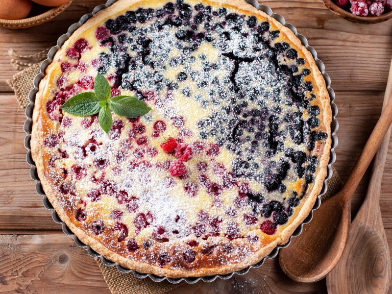 Schneller Mascarpone-Kuchen mit Johannisbeeren in der Tarteform, Draufsicht.