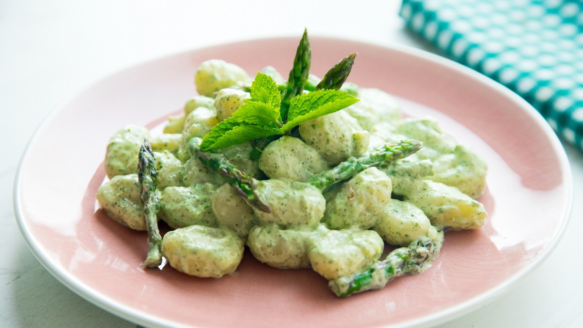 Selbstgemachte Gnocchi mit Spargel auf einem Teller.