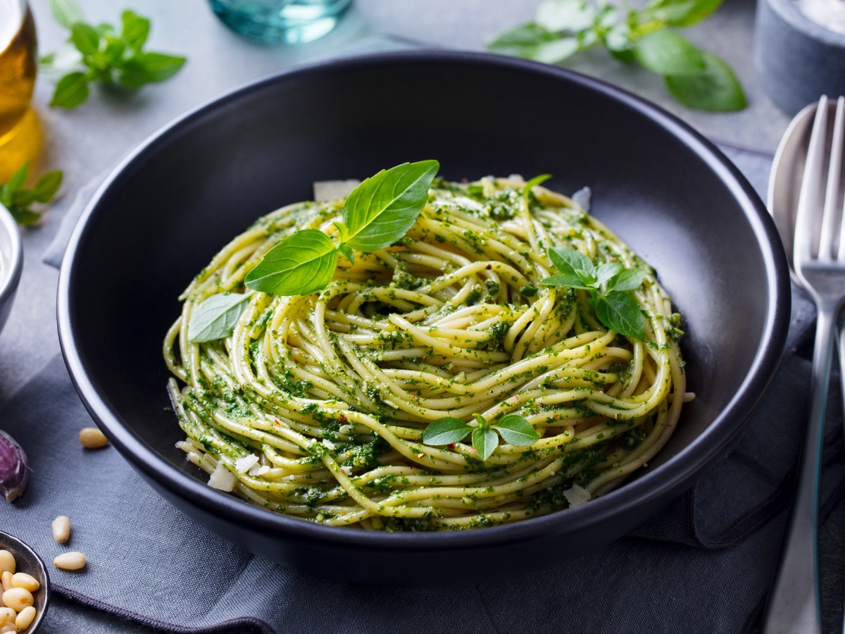 Nudeln: Spaghetti mit Feldsalat-Pesto – frische Pasta vom Feld
