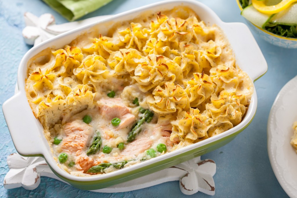 Spargel-Auflauf mit Lachs und Kartoffeln.