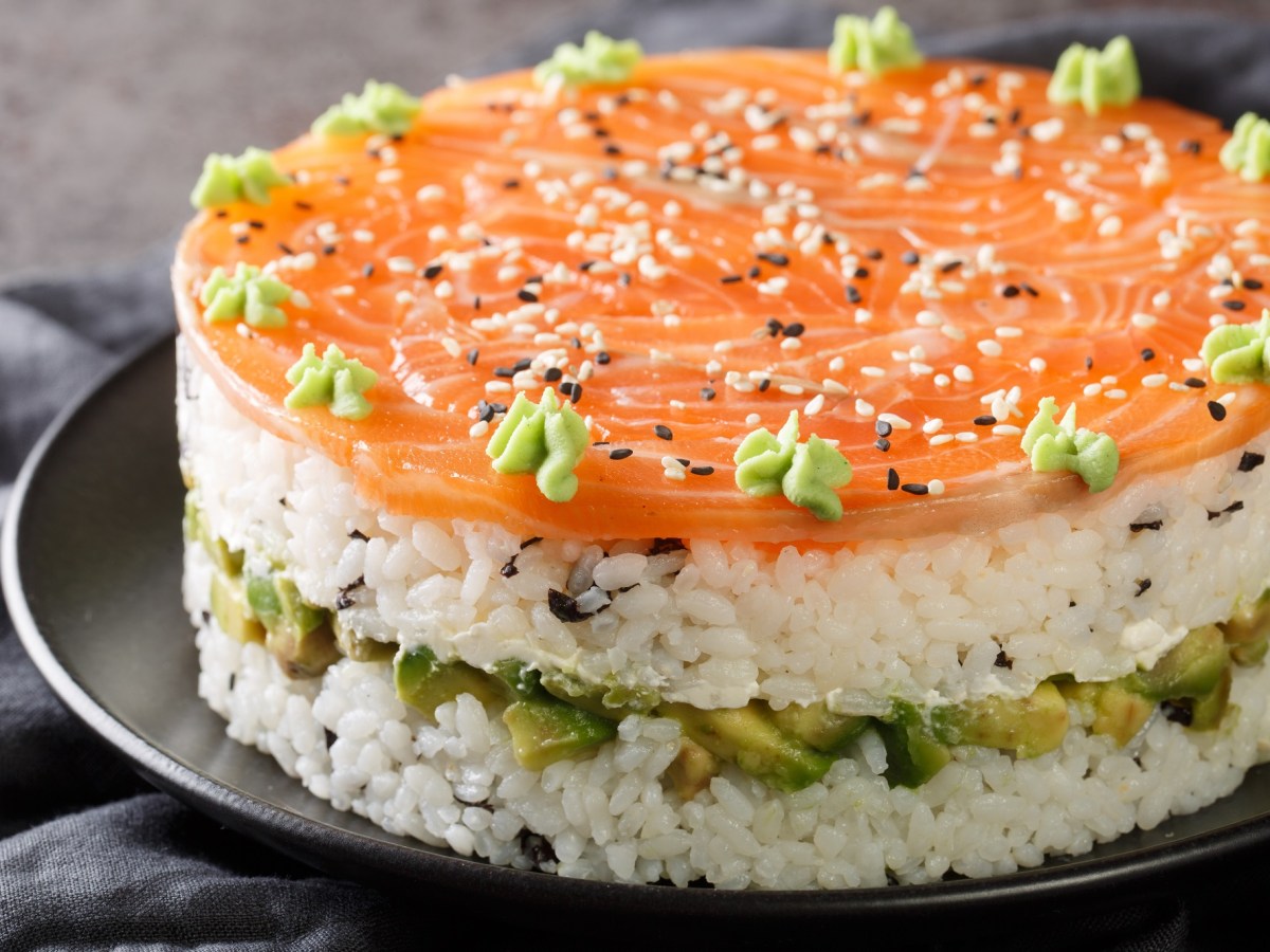 Sushi in XXL: Unsere Sushi-Torte mit Lachs und Wasabi beeindruckt!
