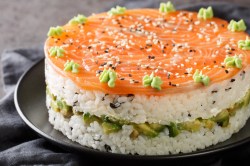 Die angerichtete Sushi-Torte auf einem Servierteller.