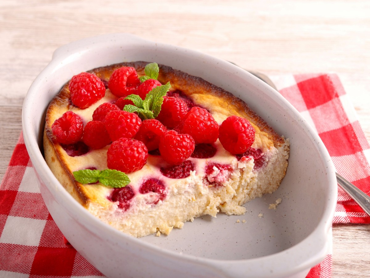 Cheesecake-Auflauf mit Himbeeren: Diesen Käsekuchen musst du probieren!