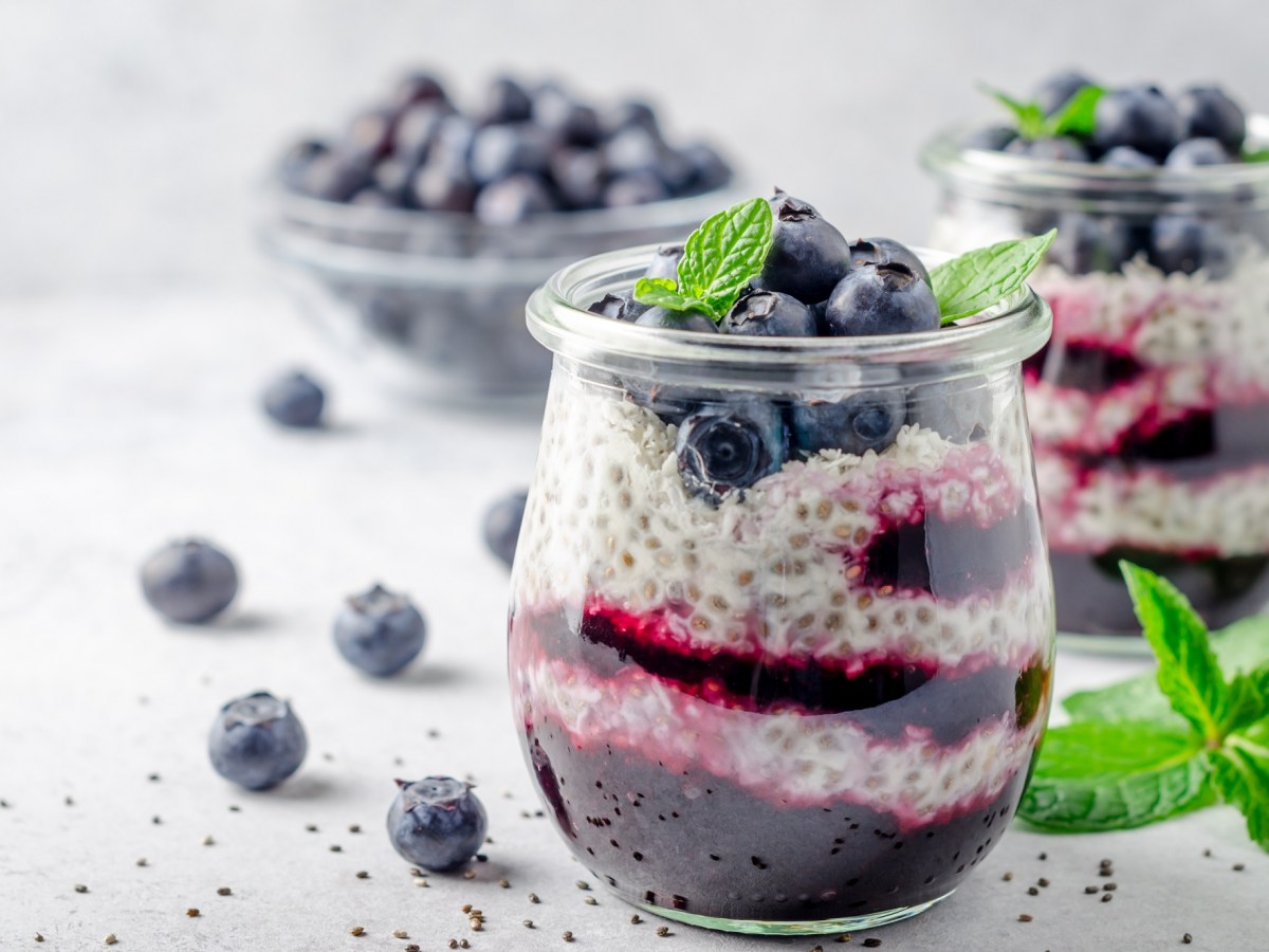 Blaubeer-Chia-Pudding in einem Einmachglas. dekoriert mit Blaubeeren und Minze