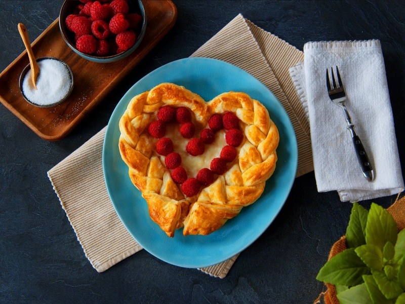 Croissant-Herz mit Pudding und Beeren Draufsicht