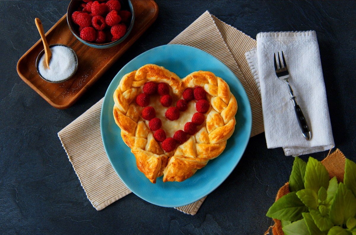 Croissant-Herz mit Pudding und Beeren Draufsicht