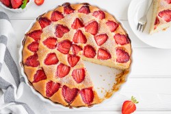 Frischer Erdbeer-Joghurt-Kuchen auf einem Tisch