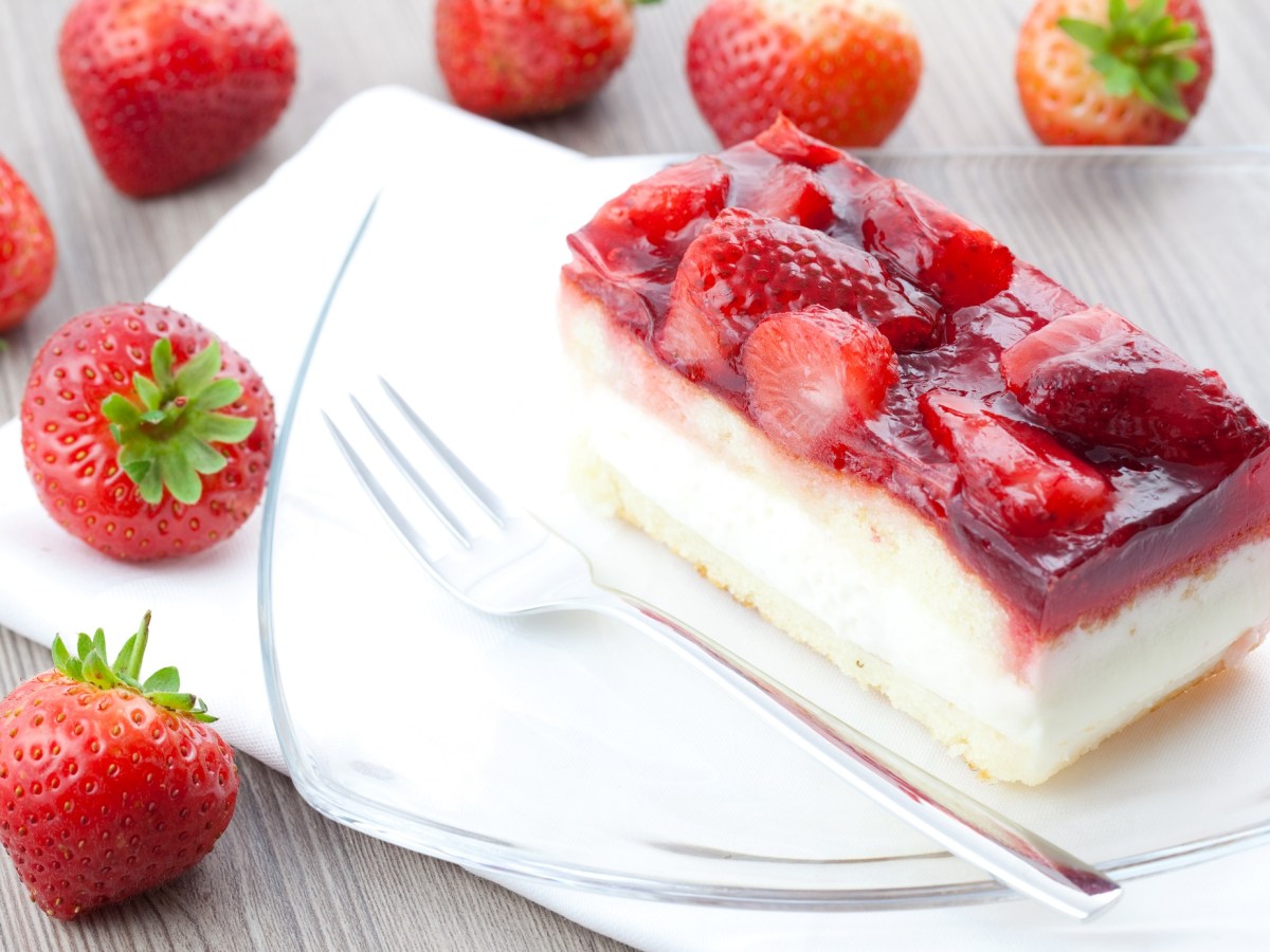 Dieser Erdbeer-Schmandkuchen vom Blech schmeckt so gut wie vom Bäcker