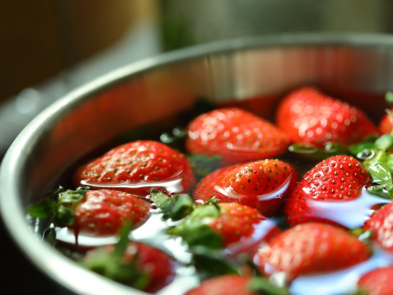 Erdbeeren werden in Salzwasser gewaschen.