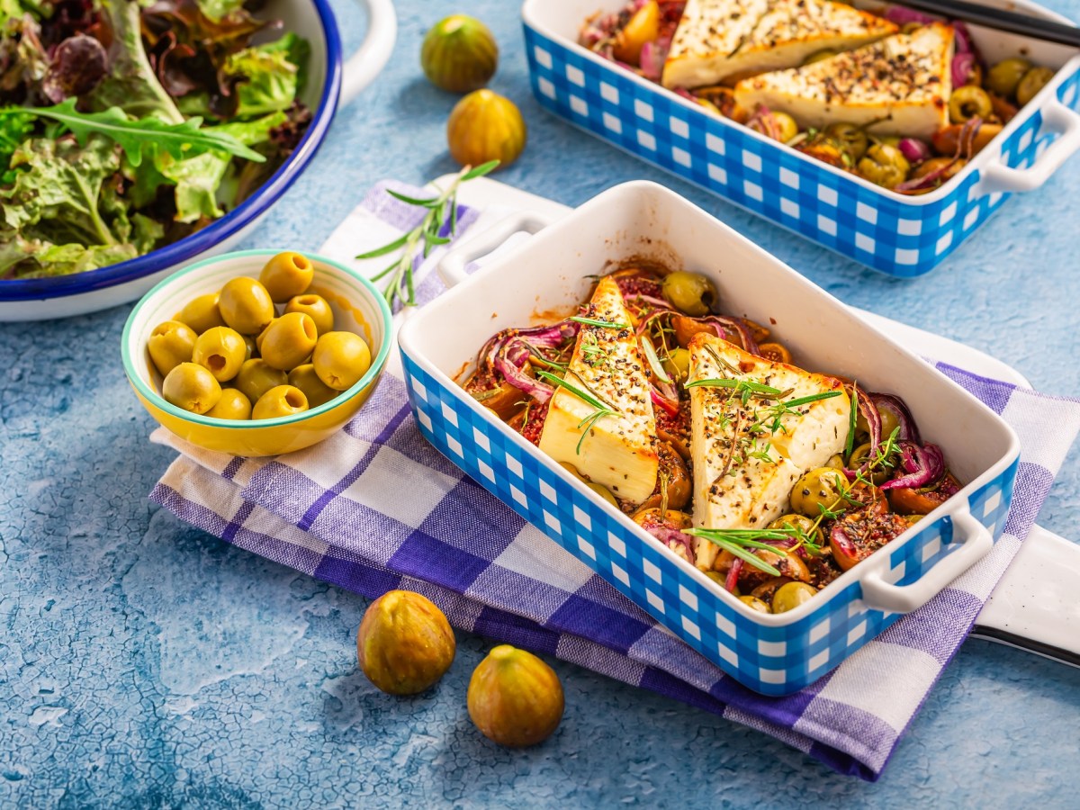 Dieses Ofengericht schmeckt nach Urlaub: gebackener Feta mit Oliven