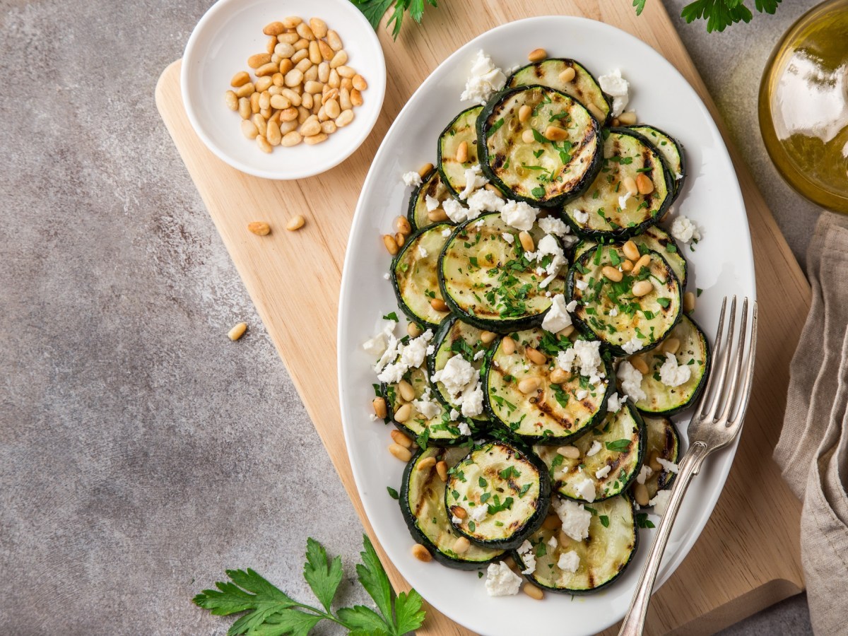 Gegrillte Zucchini mit Feta: So gelingt die leckere Beilage in 15 Minuten
