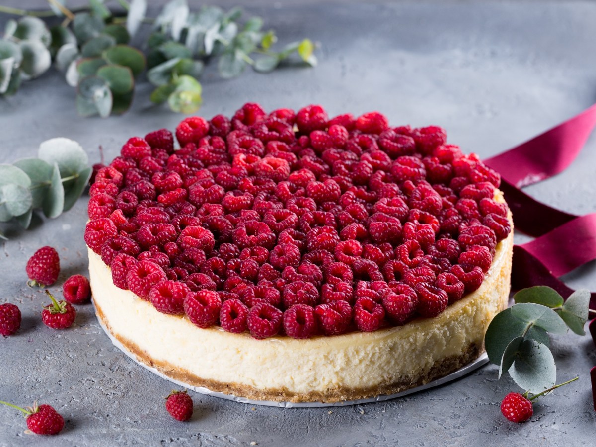 Kuchen ohne Backen: Rezept für cremigen Himbeer-Kokos-Cheesecake