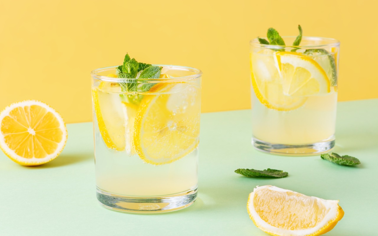 Kalte Ente: spritzige Zitronen-Bowle - Leckerschmecker