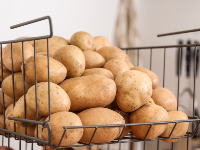 Kartoffeln werden in einem Korb gelagert.