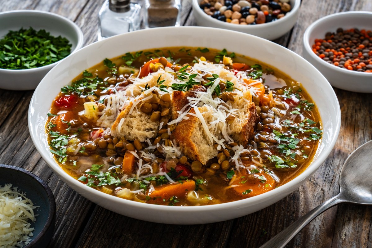 Linsensuppe mit Parmesan und Croûtons: lecker &amp; gesund - Leckerschmecker