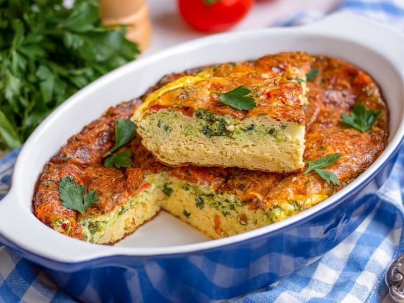 Ofen-Omelett zum Frühstück: schnelles Rezept für raffinierte Eierspeise
