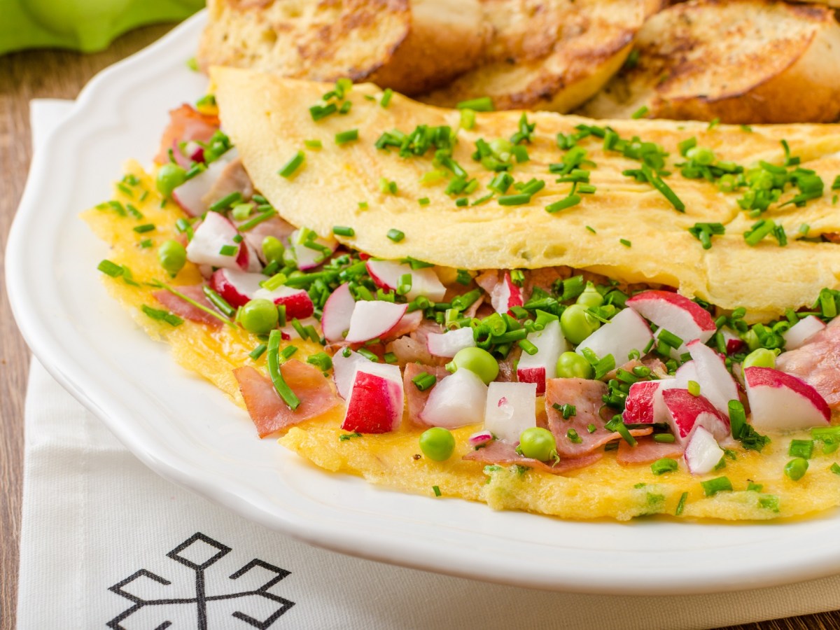 Satt und glücklich: Gönn dir ein Omelett mit Radieschen und Speck zum Frühstück