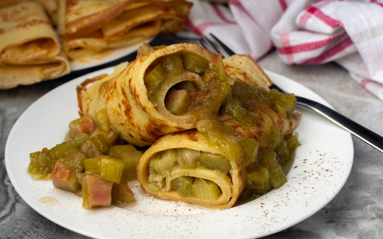 Pfannkuchen mit Rhabarberkompott: leckeres Frühstücksrezept ...