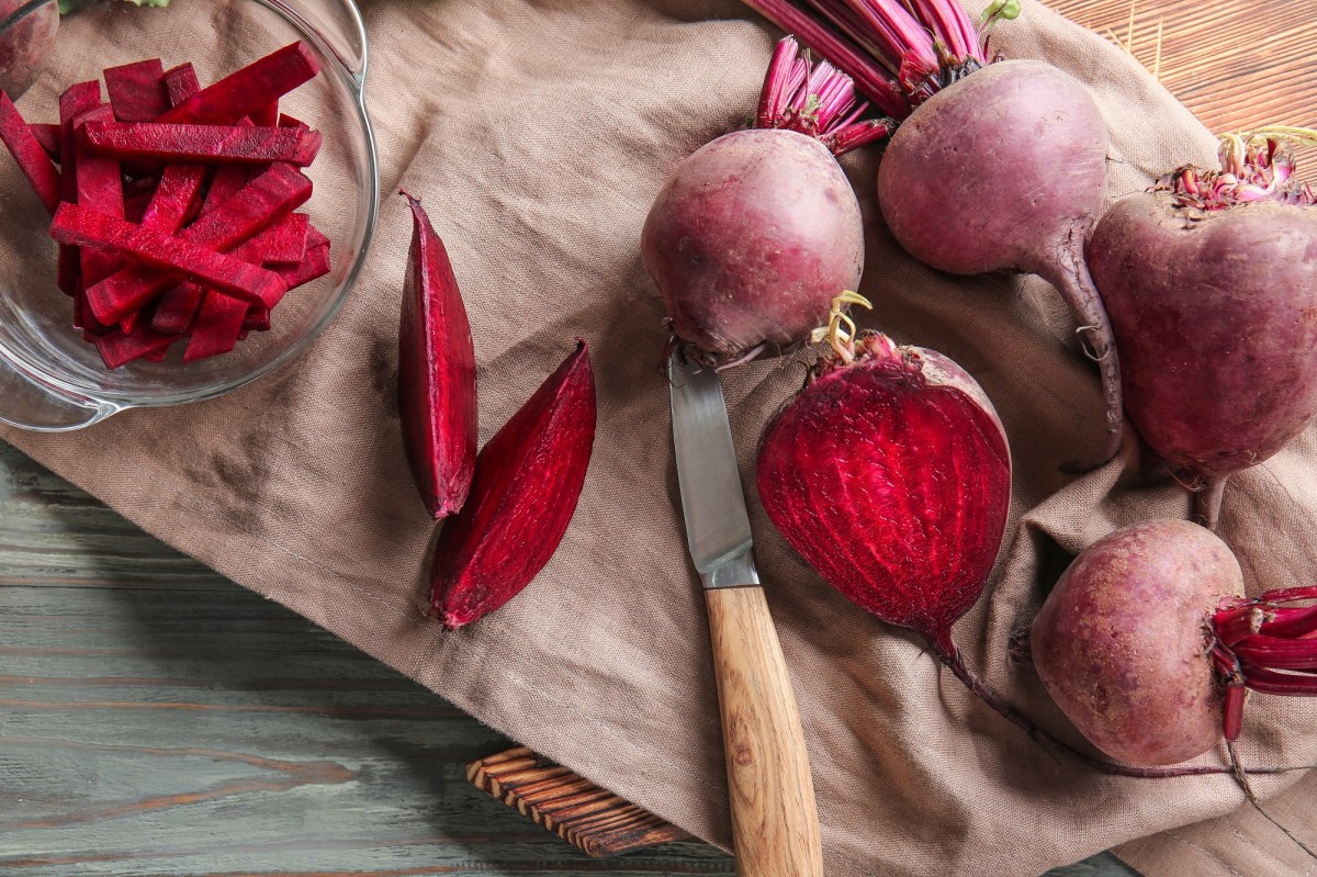 Rote Bete einfrieren: Frische rote Bete auf einem braunen Tuch