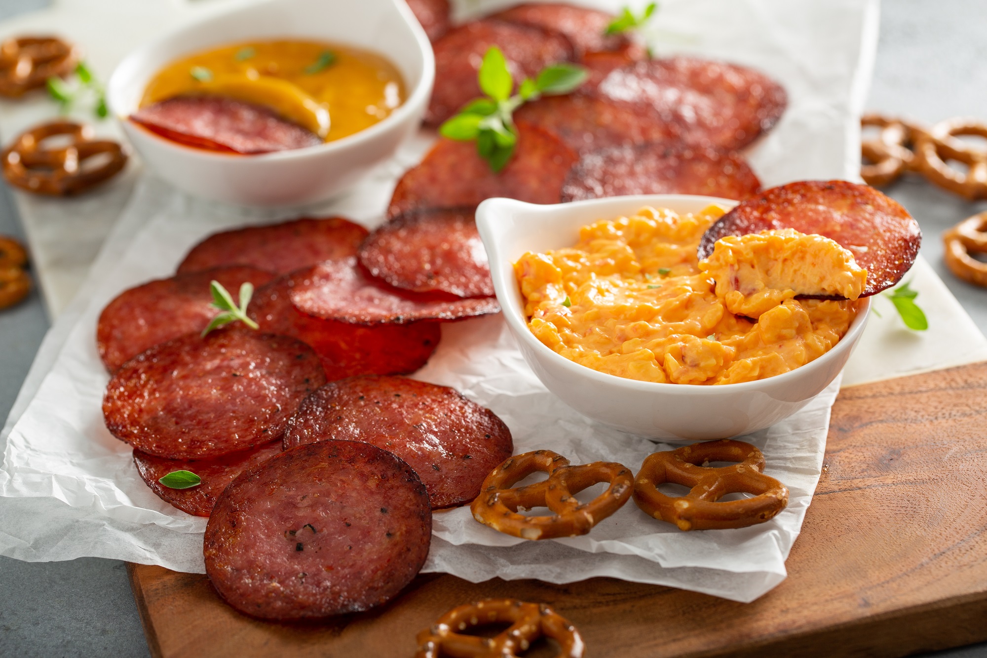 Salami-Chips mit Käsedip: vollkommener Snack-Genuss - Leckerschmecker