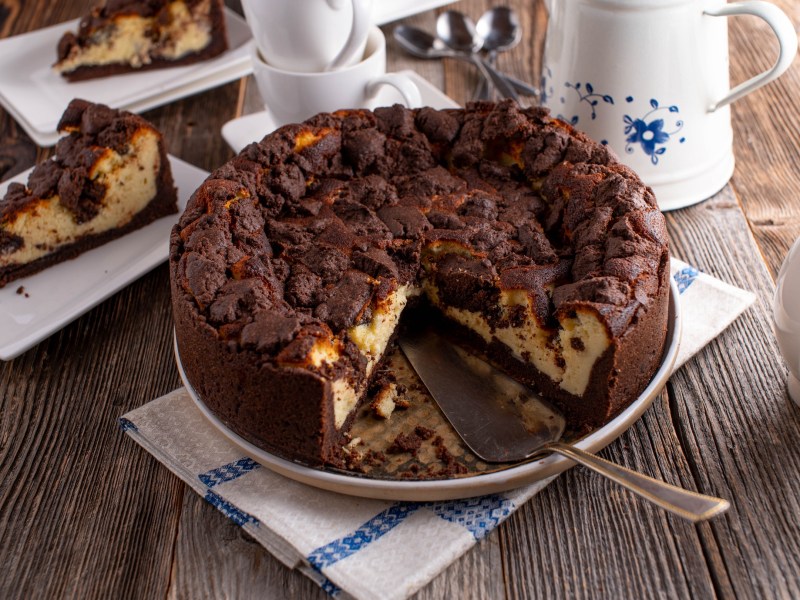 Schokoladen-Zupfkuchen auf einem gedeckten Tisch.