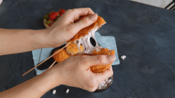 Ein Toast-Pop wird von zwei Händen auseinander gezogen und offenbart seine leckere Füllung.