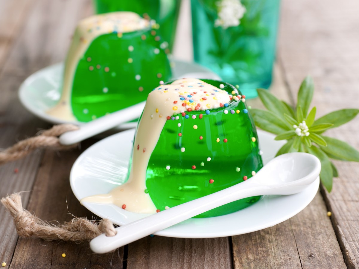 Dessert-Klassiker: Waldmeister-Wackelpudding