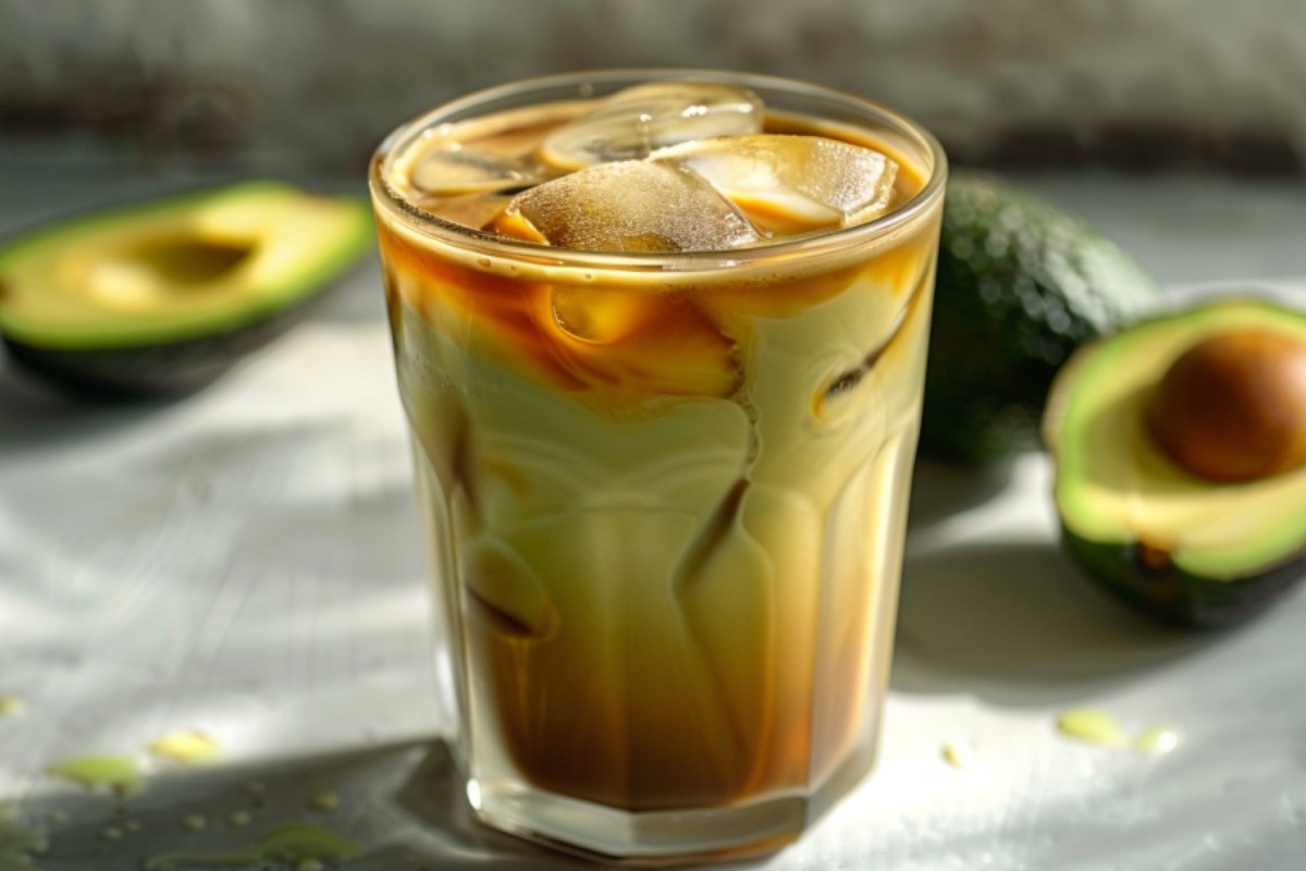 Ein Glas Avocado-Kaffee. Im Hintergrund liefen Avocados.