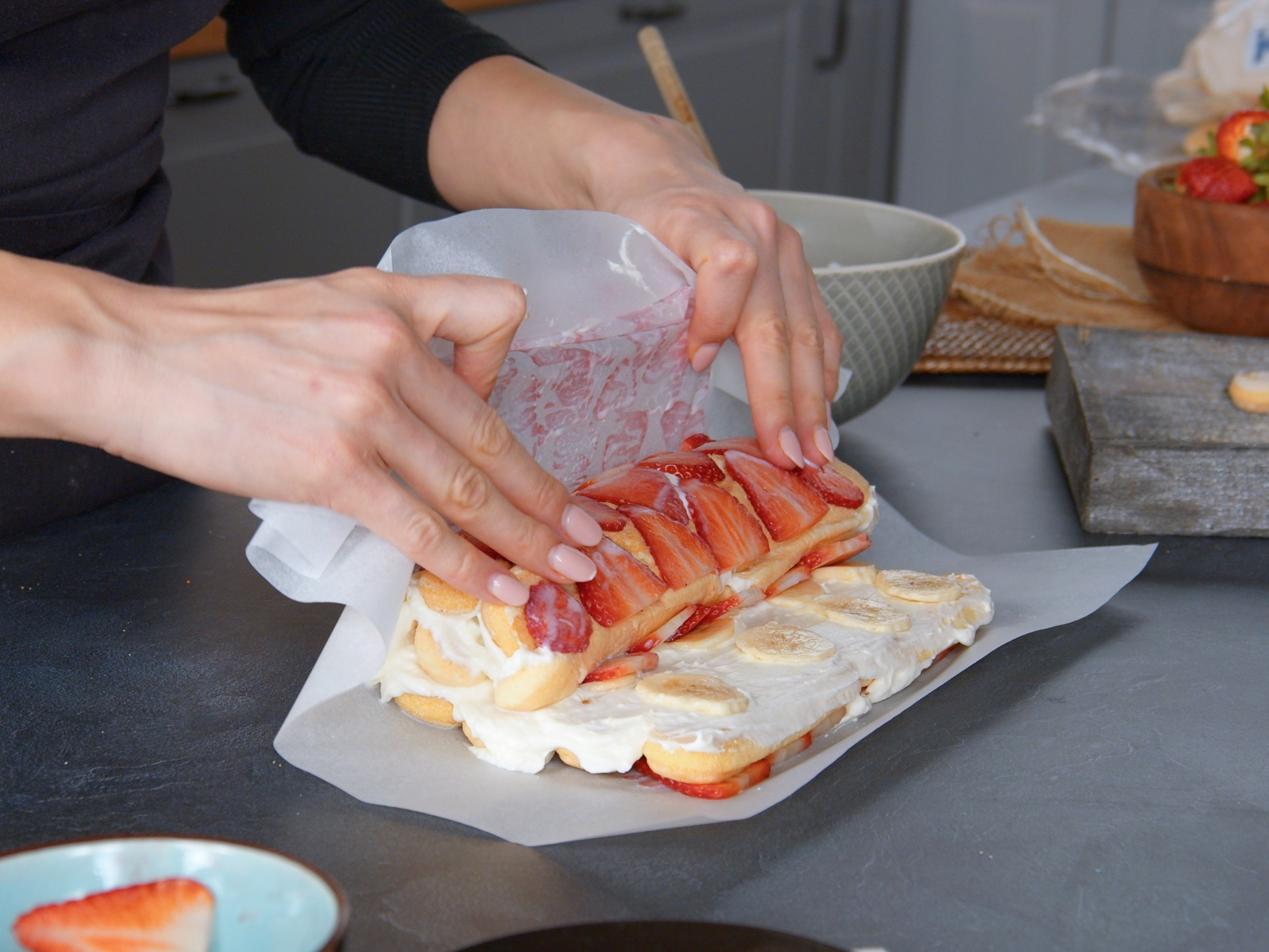 Einfache Erdbeer-Biskuitrolle: Rezept für leckeren Cremekuchen ...
