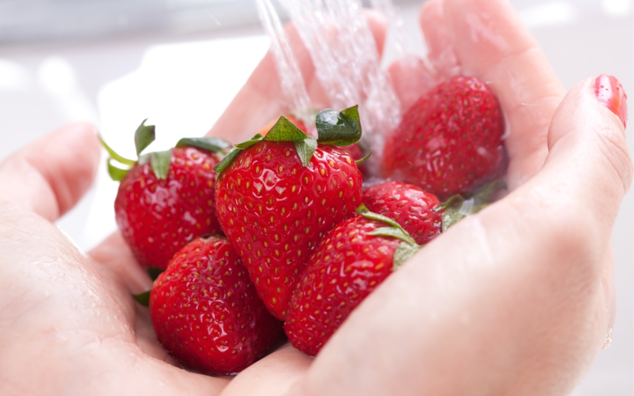 Erdbeeren mit Natron waschen: Reinige sie gründlich - Leckerschmecker