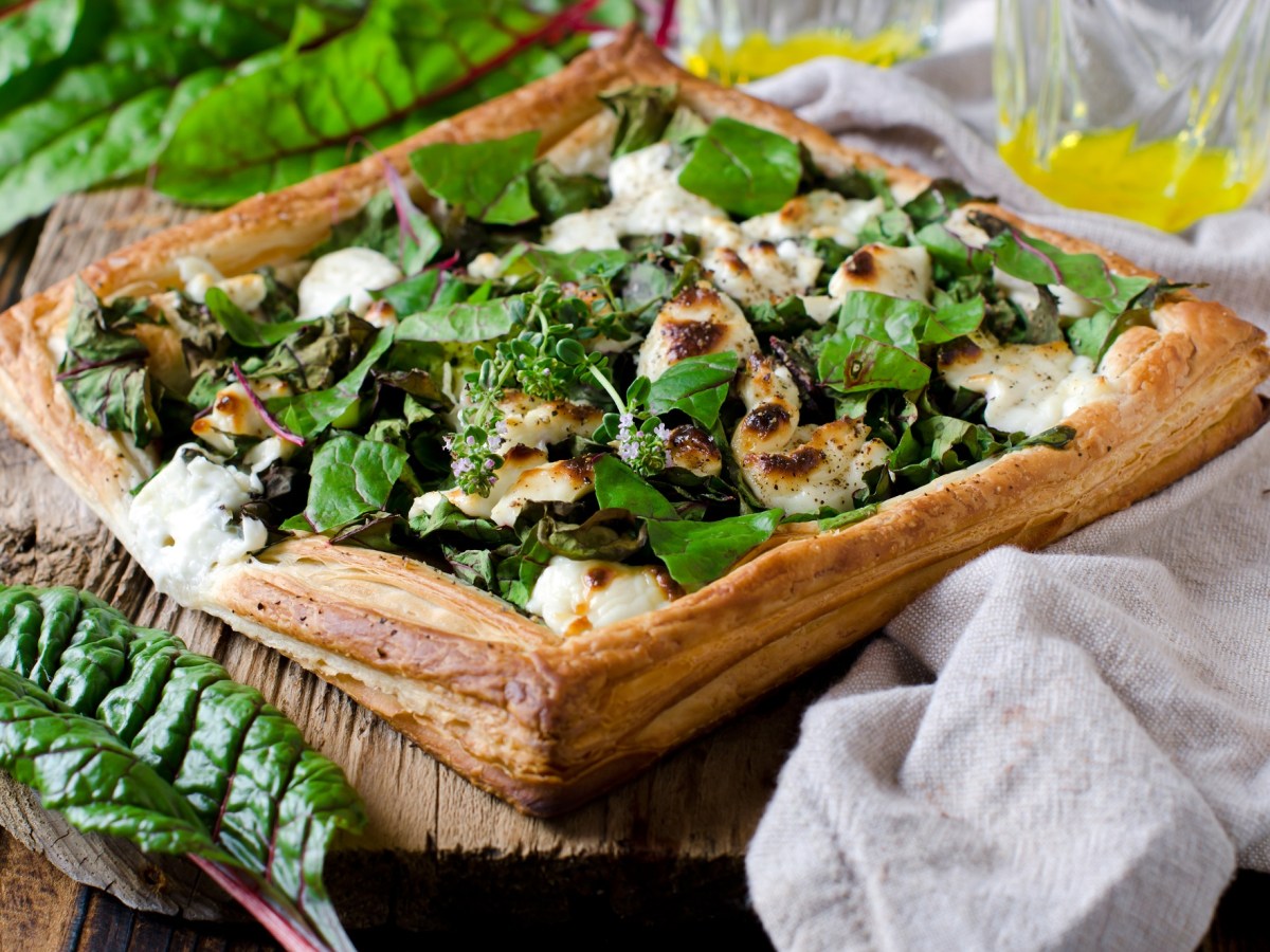 Diese Mangold-Tarte mit Blätterteig ist knusprig und frisch zugleich!