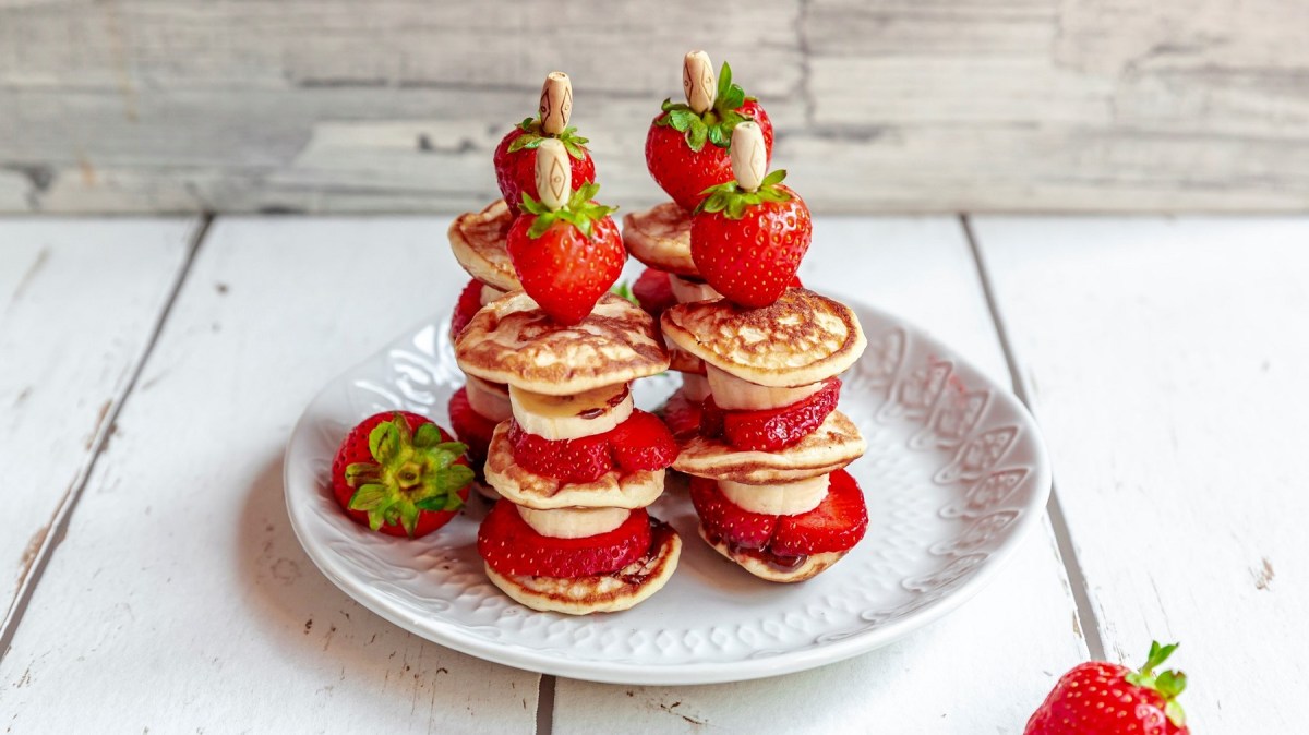 Pancake-Kebabs: niedliche Frühstücksidee mit Obst - Leckerschmecker