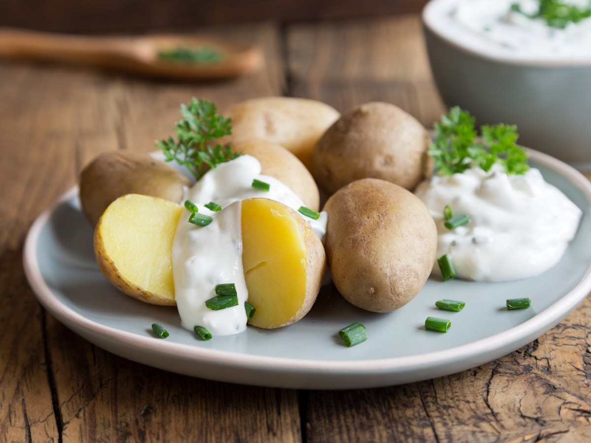 Pellkartoffeln mit Quark und Gurkensalat sind unser Lieblingsessen im Sommer
