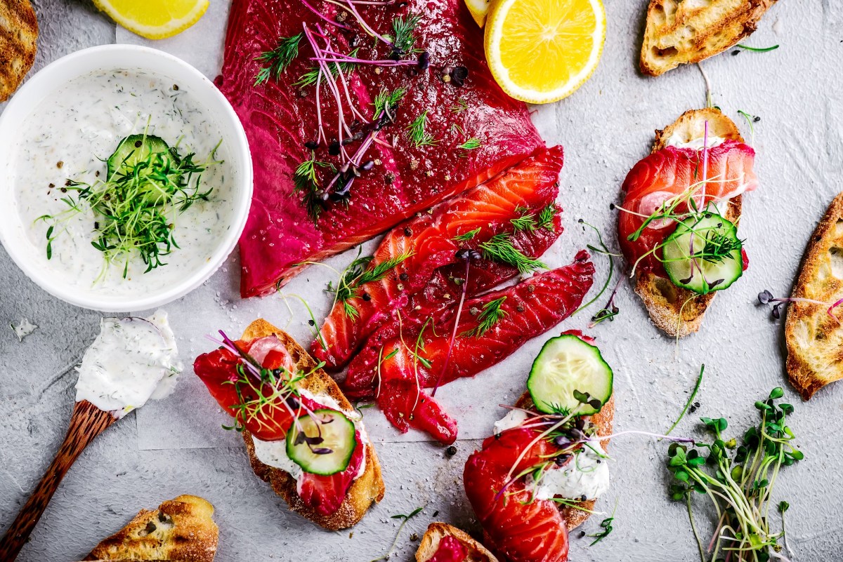 Gebeizter Lachs mit Rote Beete: köstlich und so einfach! - Leckerschmecker