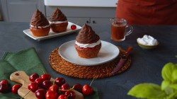 Teller mit drei Schwarzwälder-Kirsch-Muffins