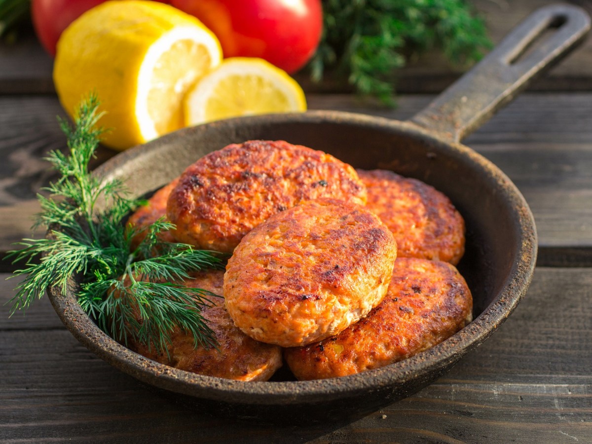 Fischfrikadellen in einer Pfanne.