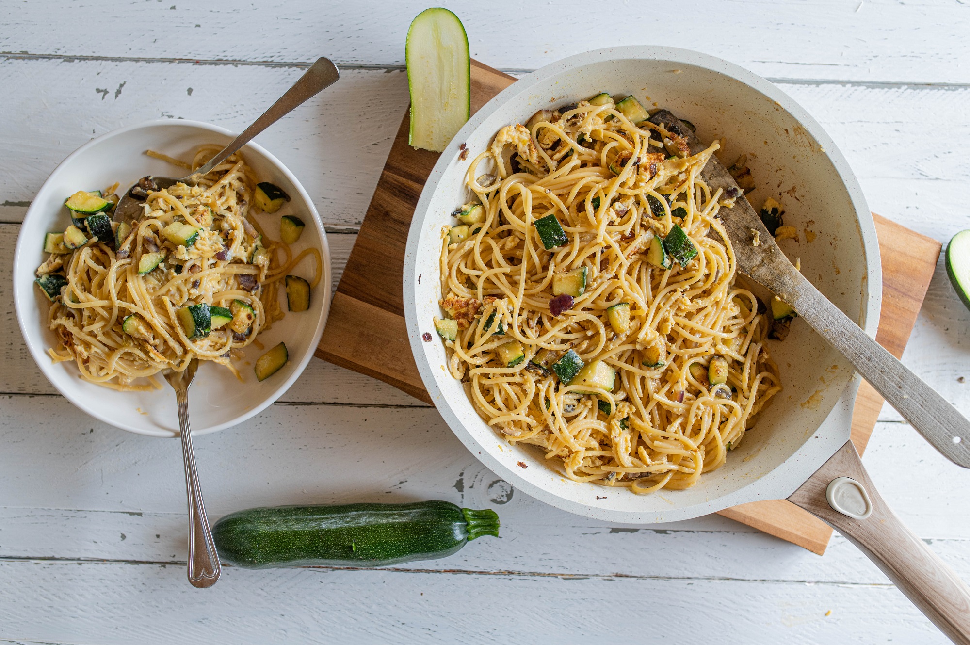 Gebratene Nudeln mit Zucchini und Ei: köstliches Resteessen ...