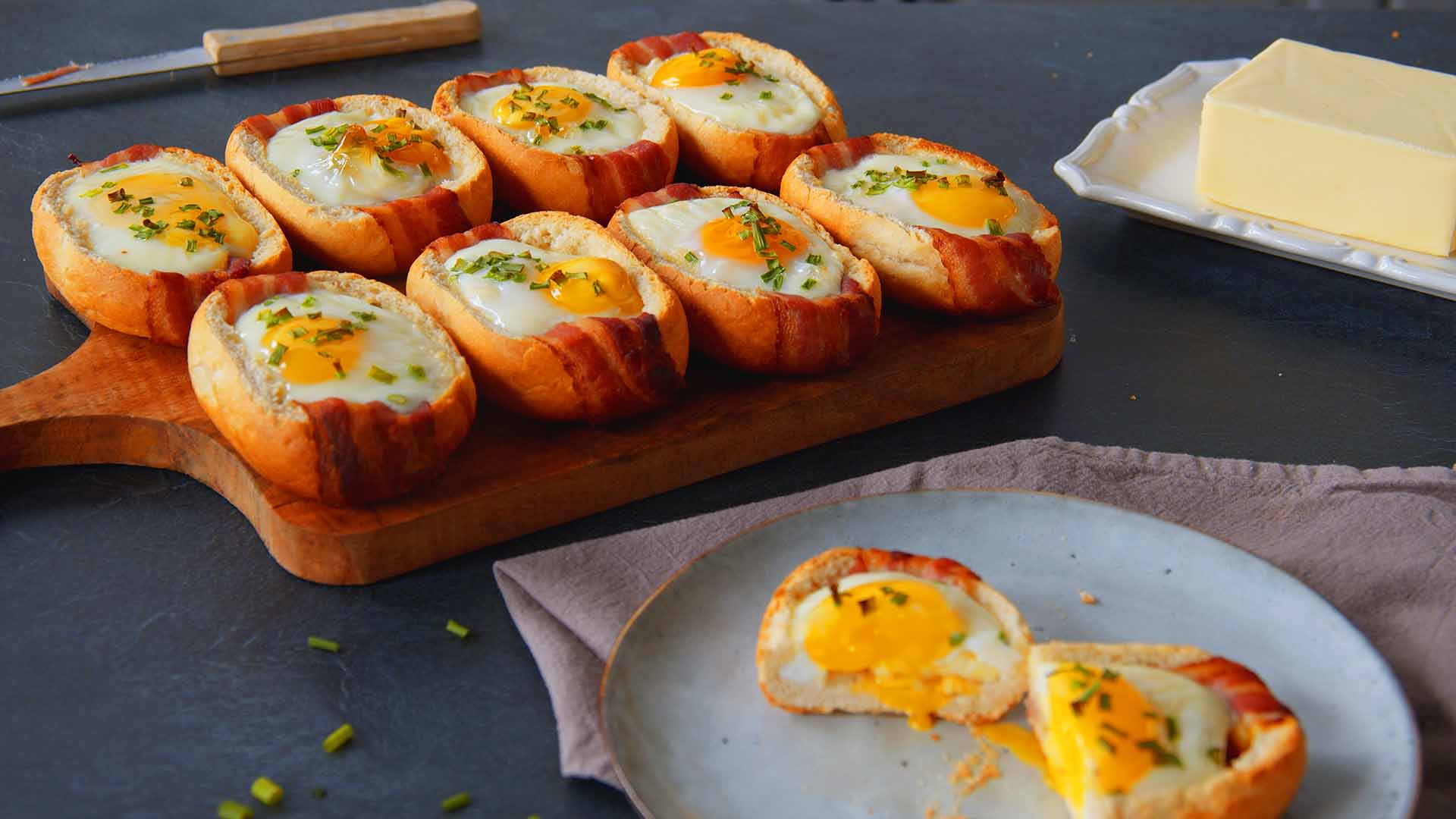 Gefüllte Frühstücksbrötchen mit Ei, Bacon und Käse - Leckerschmecker