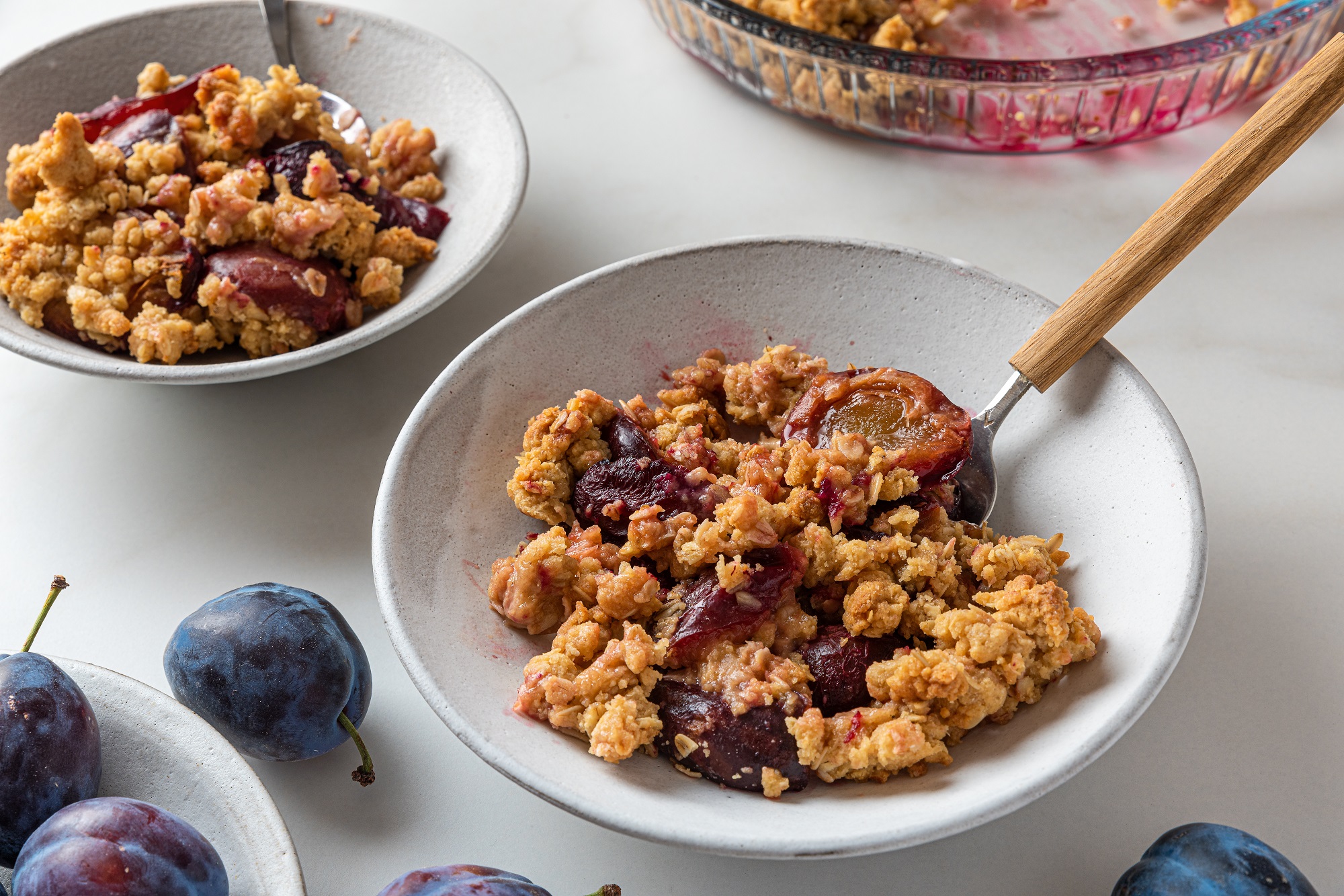 Pflaumen-Crumble: süßes Dessert mit knusprigen Streuseln - Leckerschmecker