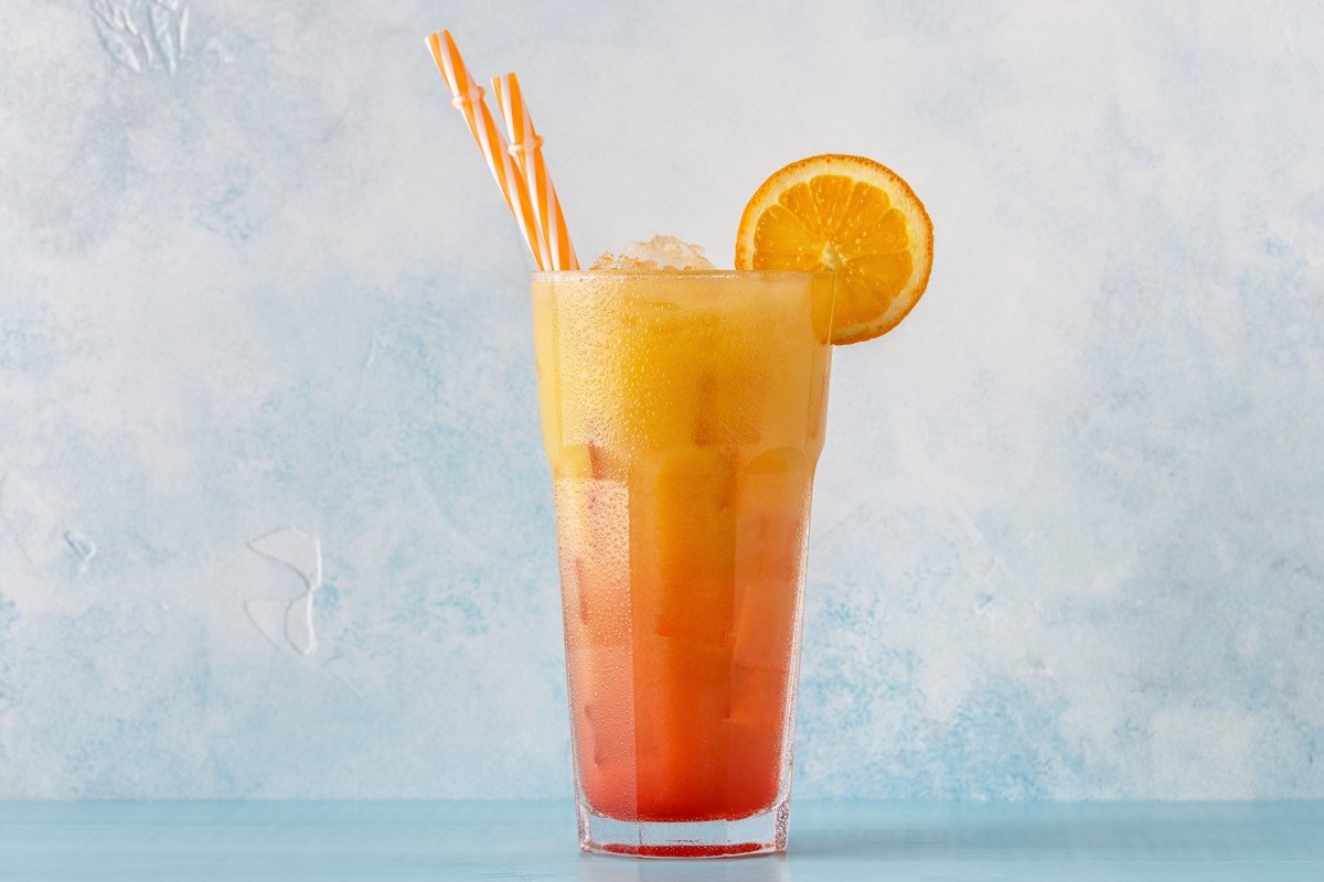 Ein Glas Touchdown Cocktail mit Strohhalmen.