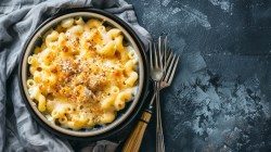 Vier-Käse-Nudelauflauf auf schwarzem Teller