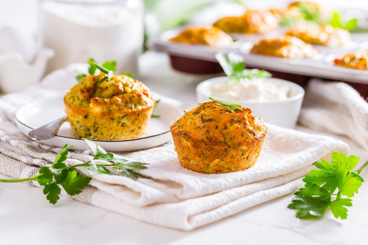 Zucchini-Feta-Muffins: praktischer Snack für zu Hause &amp; unterwegs ...