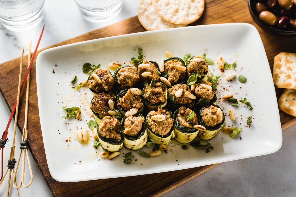 Zucchini-Röllchen mit Olivencreme: würziges Fingerfood