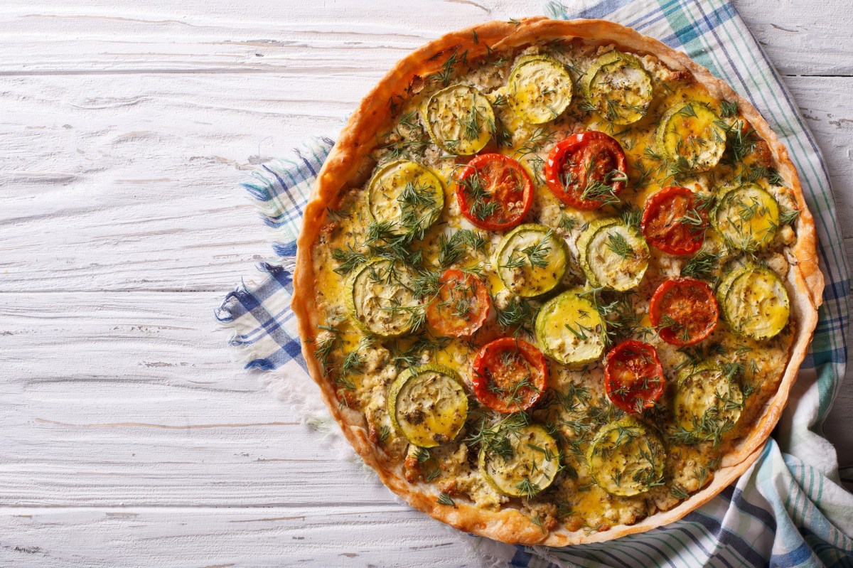 Die Zucchini-Tomaten-Quiche in der Draufsicht.