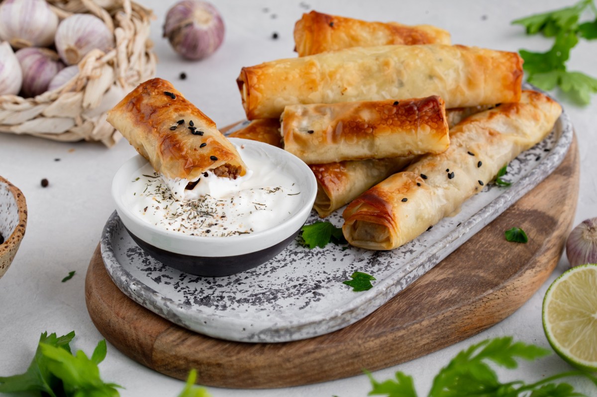 Feta-Röllchen: knuspriger Snack mit Suchtfaktor - Leckerschmecker