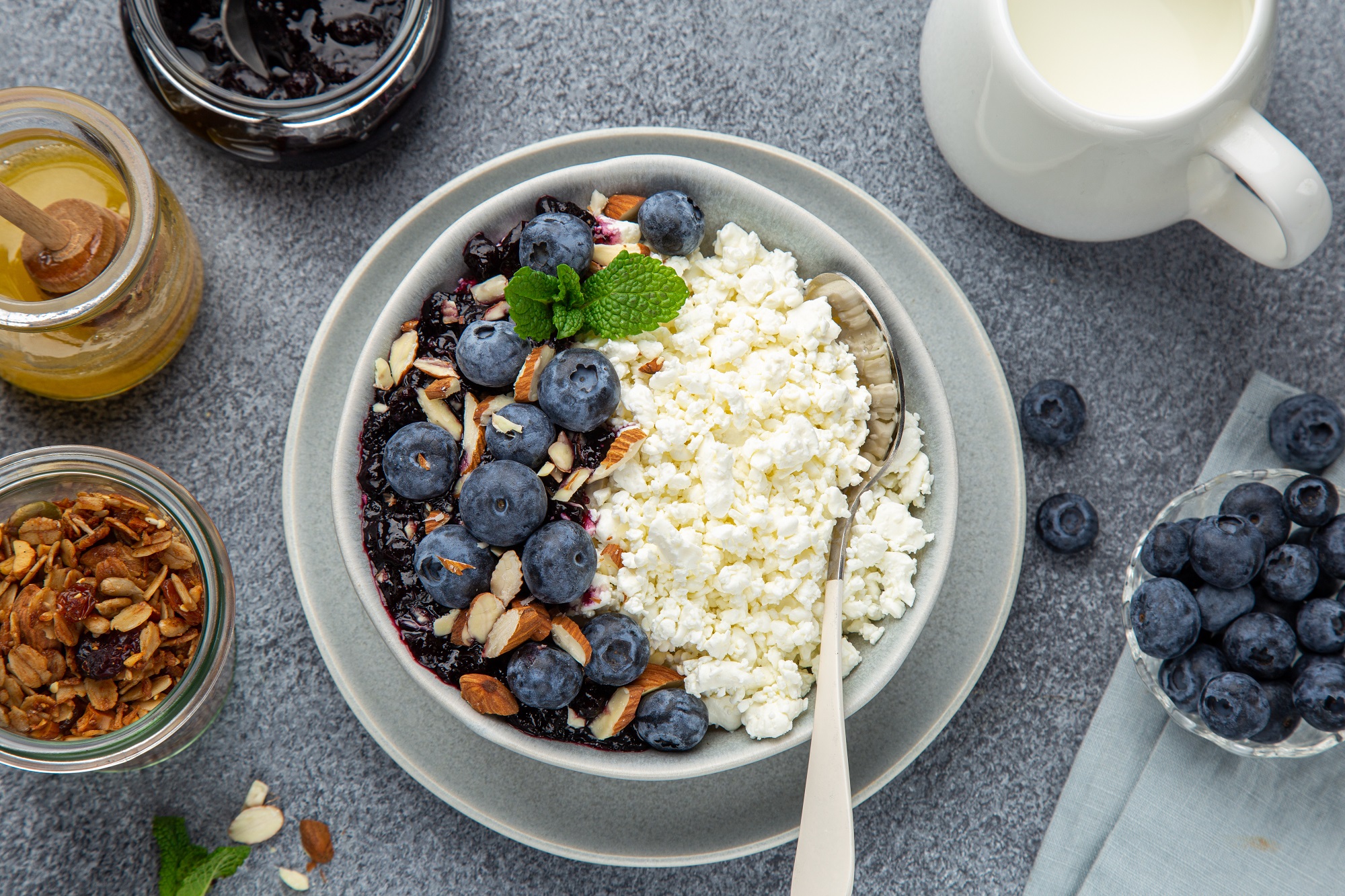 Hüttenkäse-Bowl mit Pflaumenkompott und Beeren: gesund &amp; gut ...